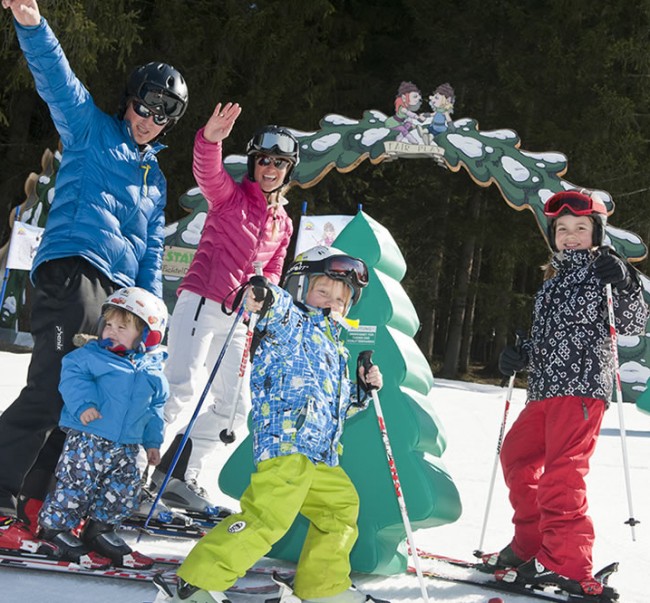 Kinder lernen das Skifahren in den Skischulen vor Ort ©Altenmarkt-Zauchensee Tourismus