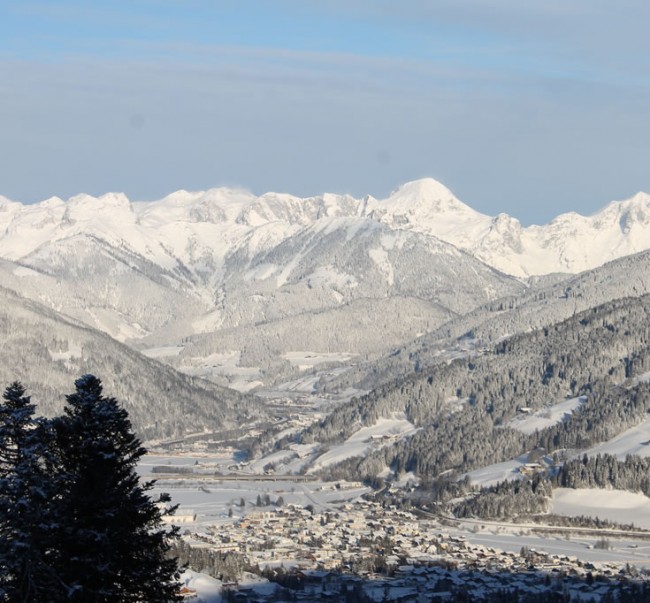 Ausblick vom Bifanggut über den Pongau im Winter