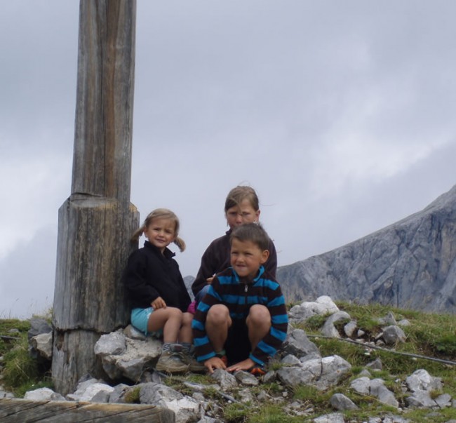 Kinder am Gipfelkreuz