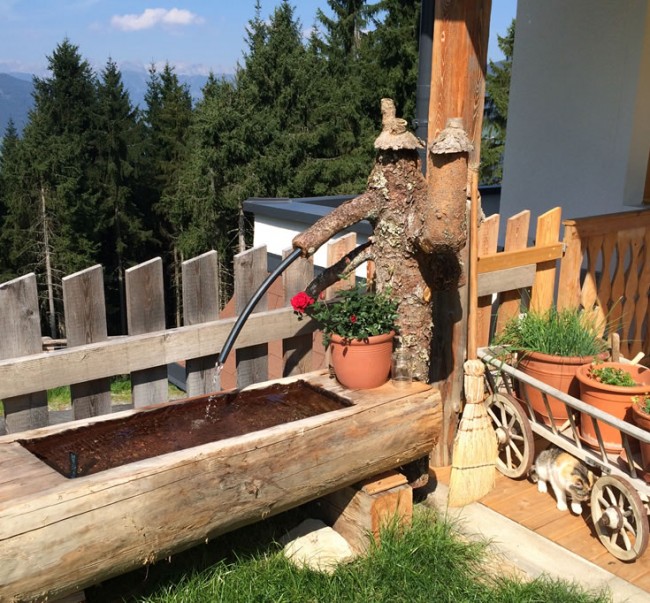 Zierbrunnen mit Trinkwasser vor dem Bifanggut